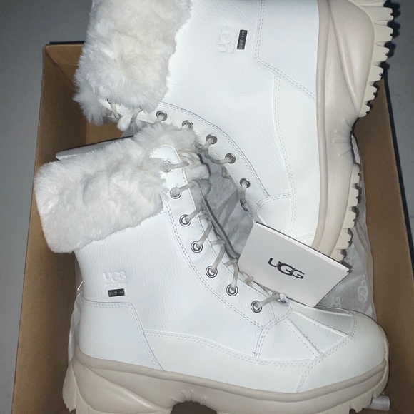 White Uggs Size 9 - Picture 1 of 6